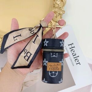 Fashion Jewelry Black and Tan Key & Card Holder